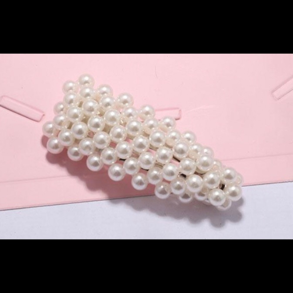 Pearl hair clip 🙃